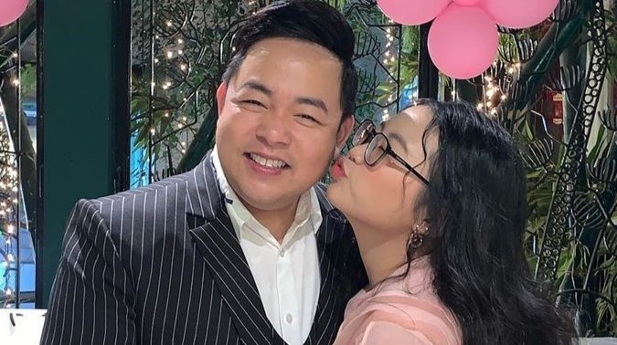 Phuong My Chi don tuoi 17 ben cha nuoi Quang Le va gia dinh hinh anh