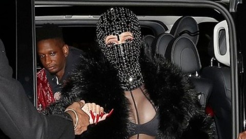 Cardi B mac do xuyen thau giua thoi tiet lanh gia hinh anh