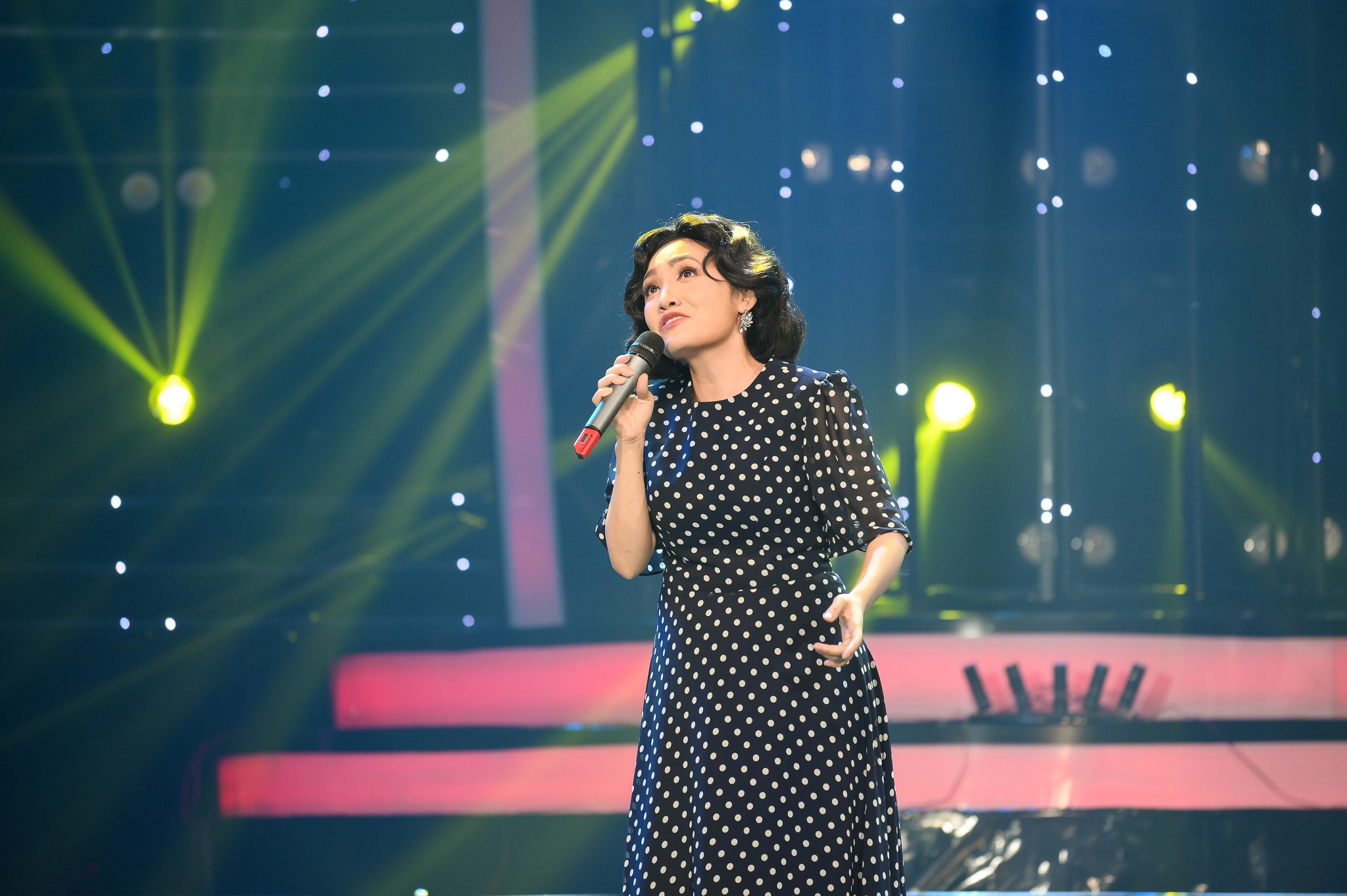 nhat thuy quan quan guong mat than quen anh 1