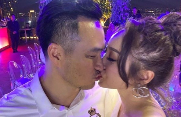 Chi Bao hon dam duoi ban gai trong tiec sinh nhat hinh anh