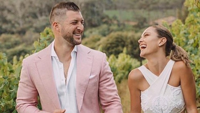 Hoa hau Hoan vu 2017 ket hon voi tuyen thu bong chay hinh anh