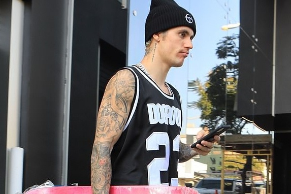 Justin Bieber bi yeu cau roi phong tap gym vi Taylor Swift hinh anh