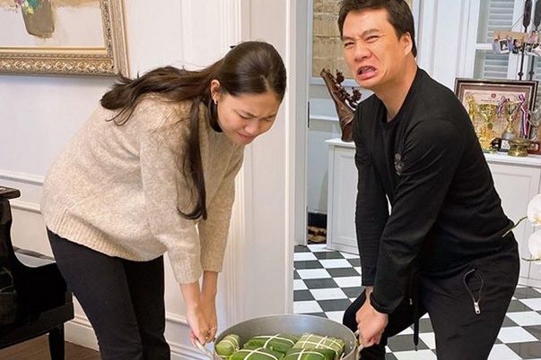 A hau Thanh Tu va chong goi banh chung don Tet hinh anh