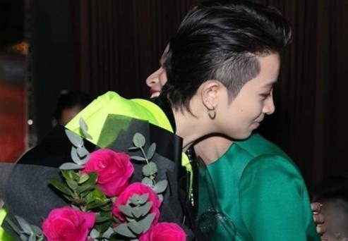 Hoang Thuy Linh khoe anh om Gil Le trong tiec cuoi nam hinh anh