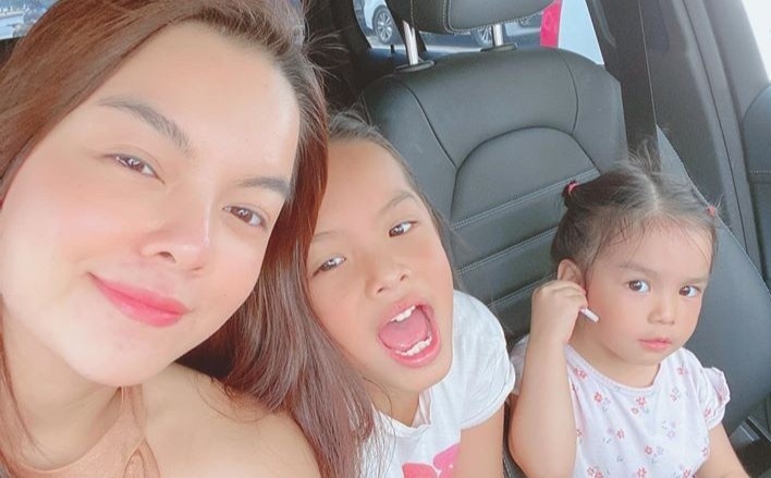 Pham Quynh Anh bin rin khi 2 con gai don Tet voi Quang Huy hinh anh