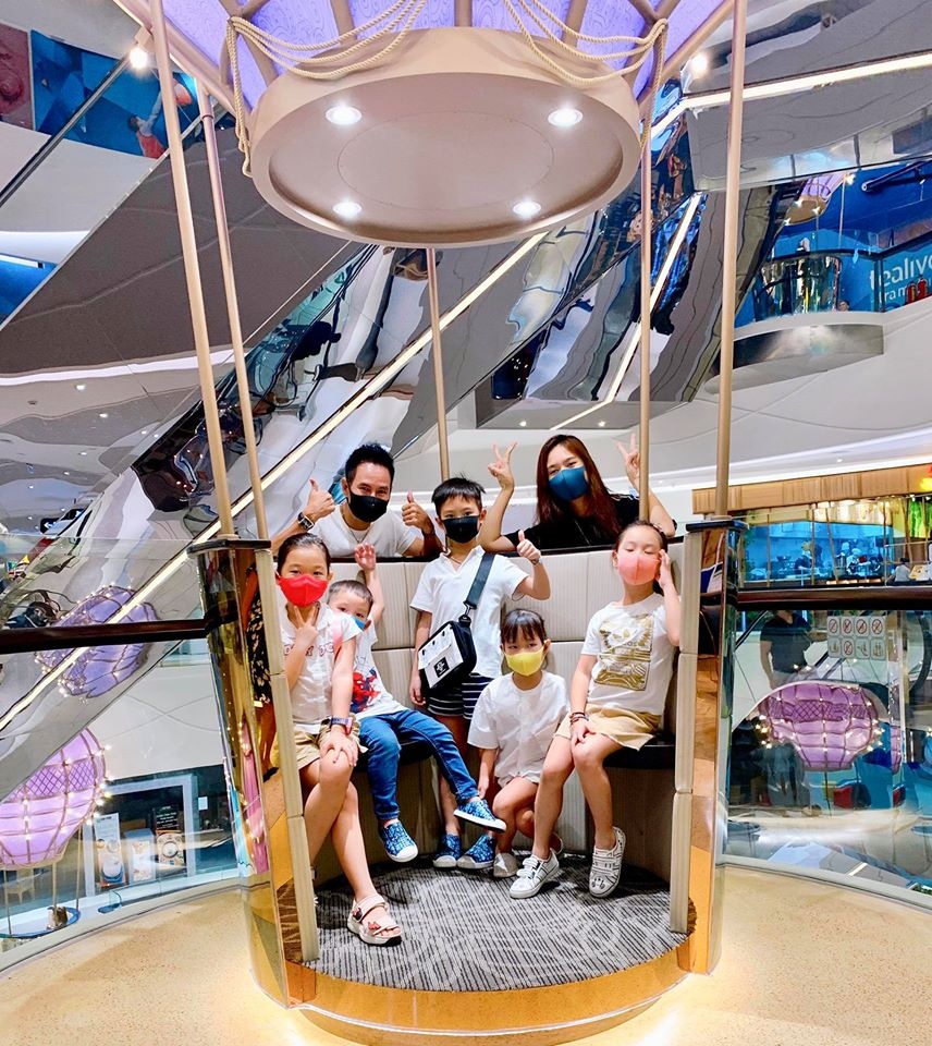 vợ chồng lý hải đeo khẩu trang ảnh 2 vo chong ly hai deo khau trang anh 2