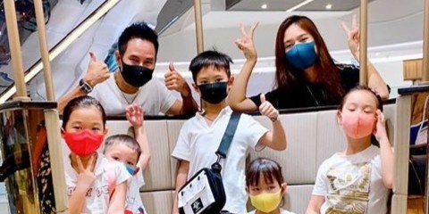 Ly Hai, Minh Ha deo khau trang di choi Tet vi so virus corona hinh anh