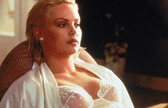 Nhan sac nong bong thoi tre cua Charlize Theron hinh anh