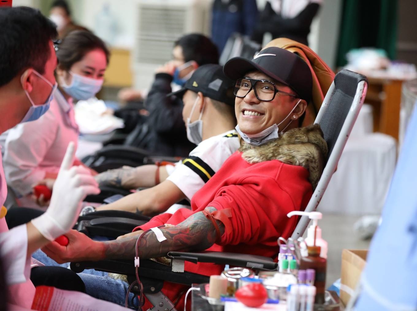 Tuan Hung, Hoang Bach di hien mau giua dich virus corona hinh anh