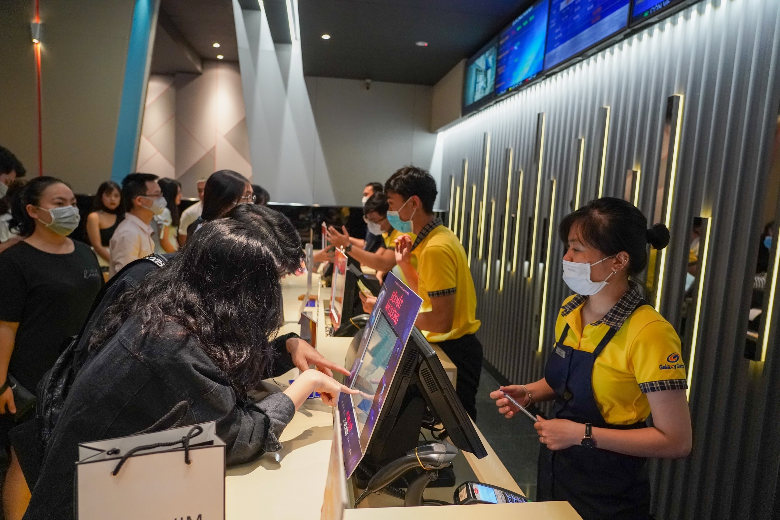 khach deo khau trang di xem phim anh 5