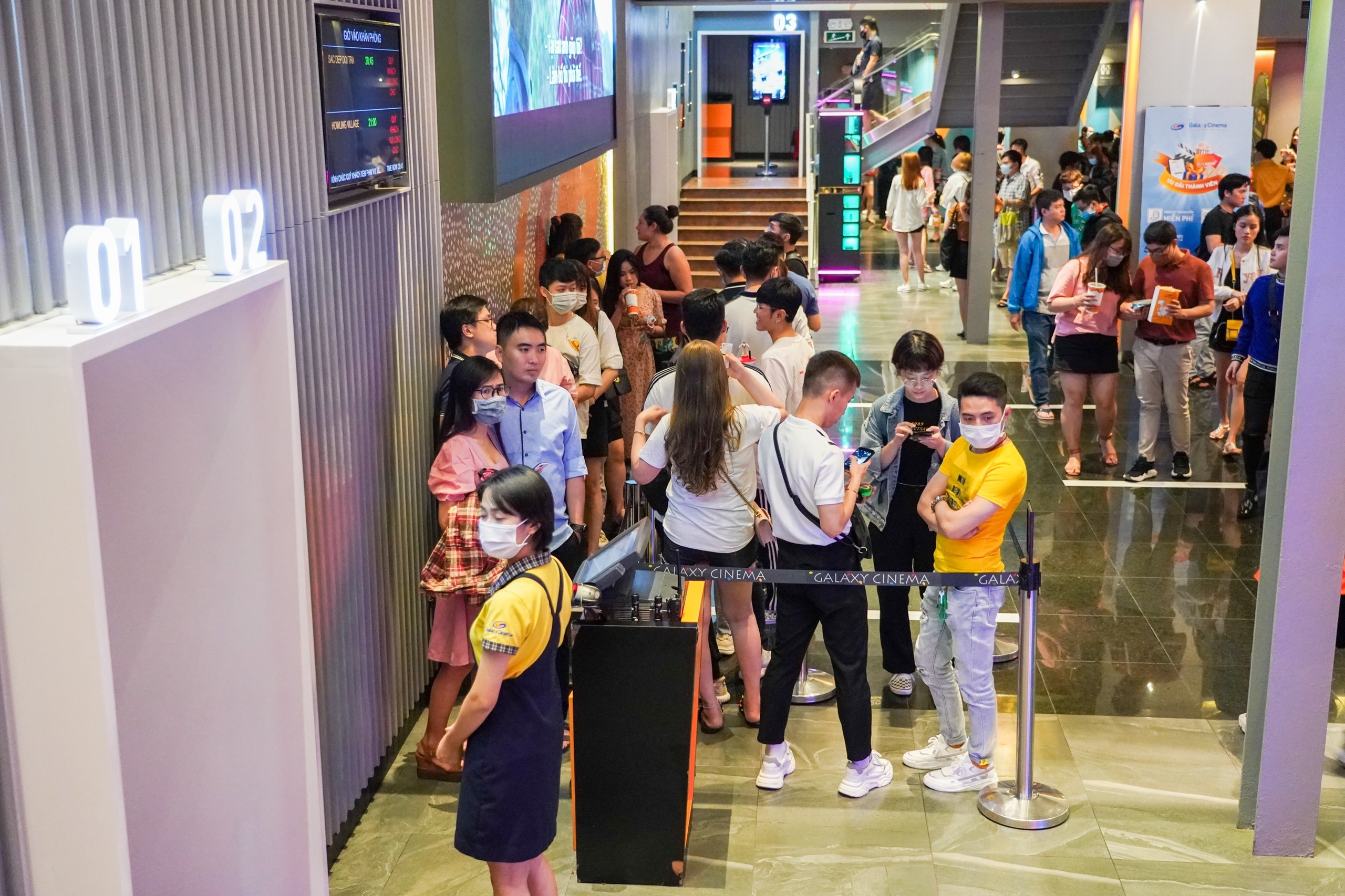 khach deo khau trang di xem phim anh 2