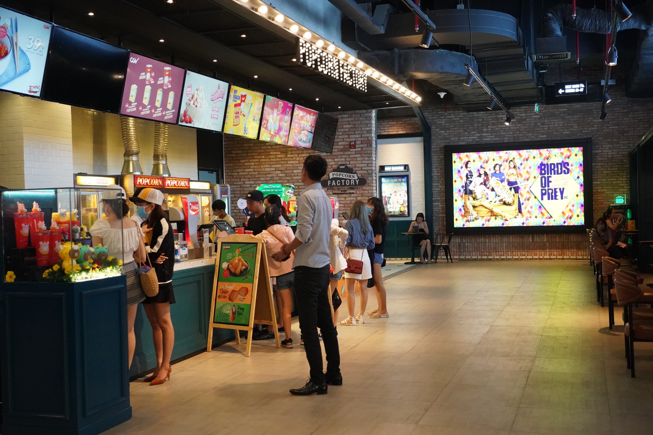 khach deo khau trang di xem phim anh 7