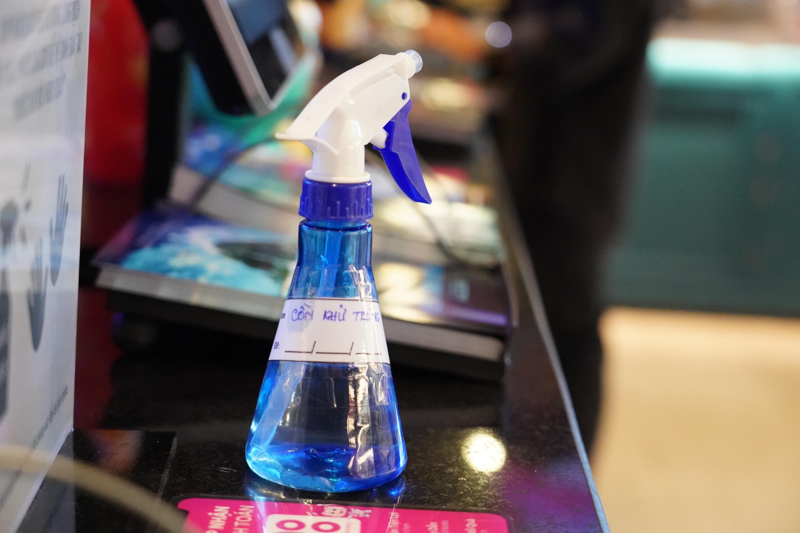 khach deo khau trang di xem phim anh 3