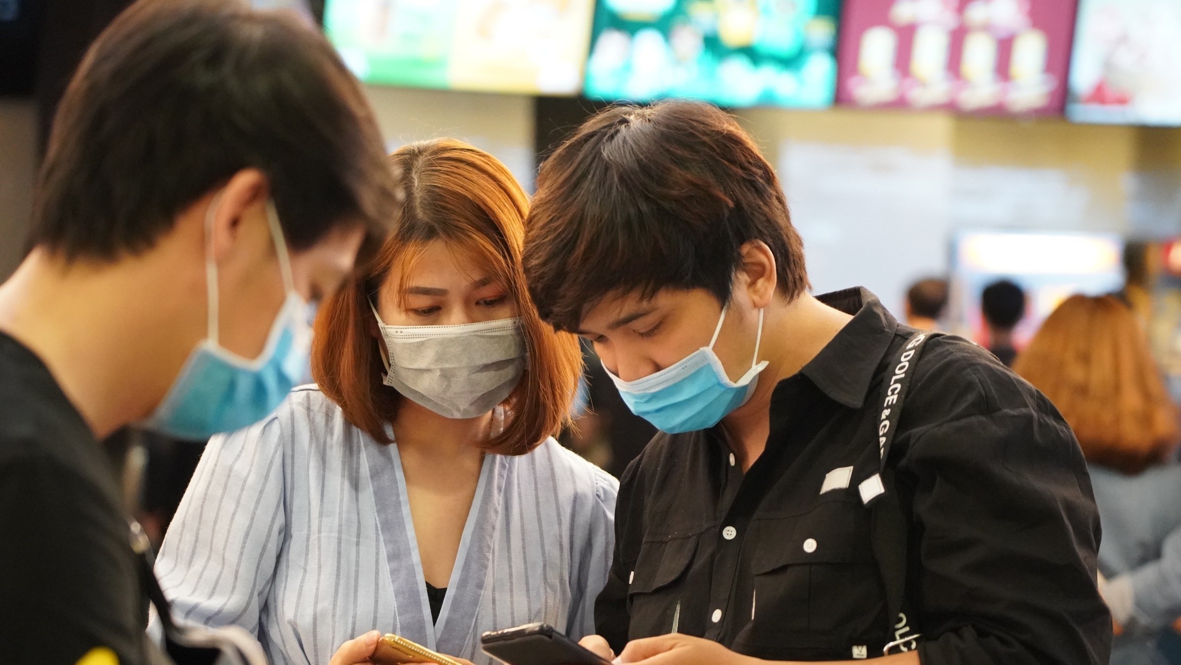 Khach deo khau trang che kin mat khi den rap phim ngay Valentine hinh anh