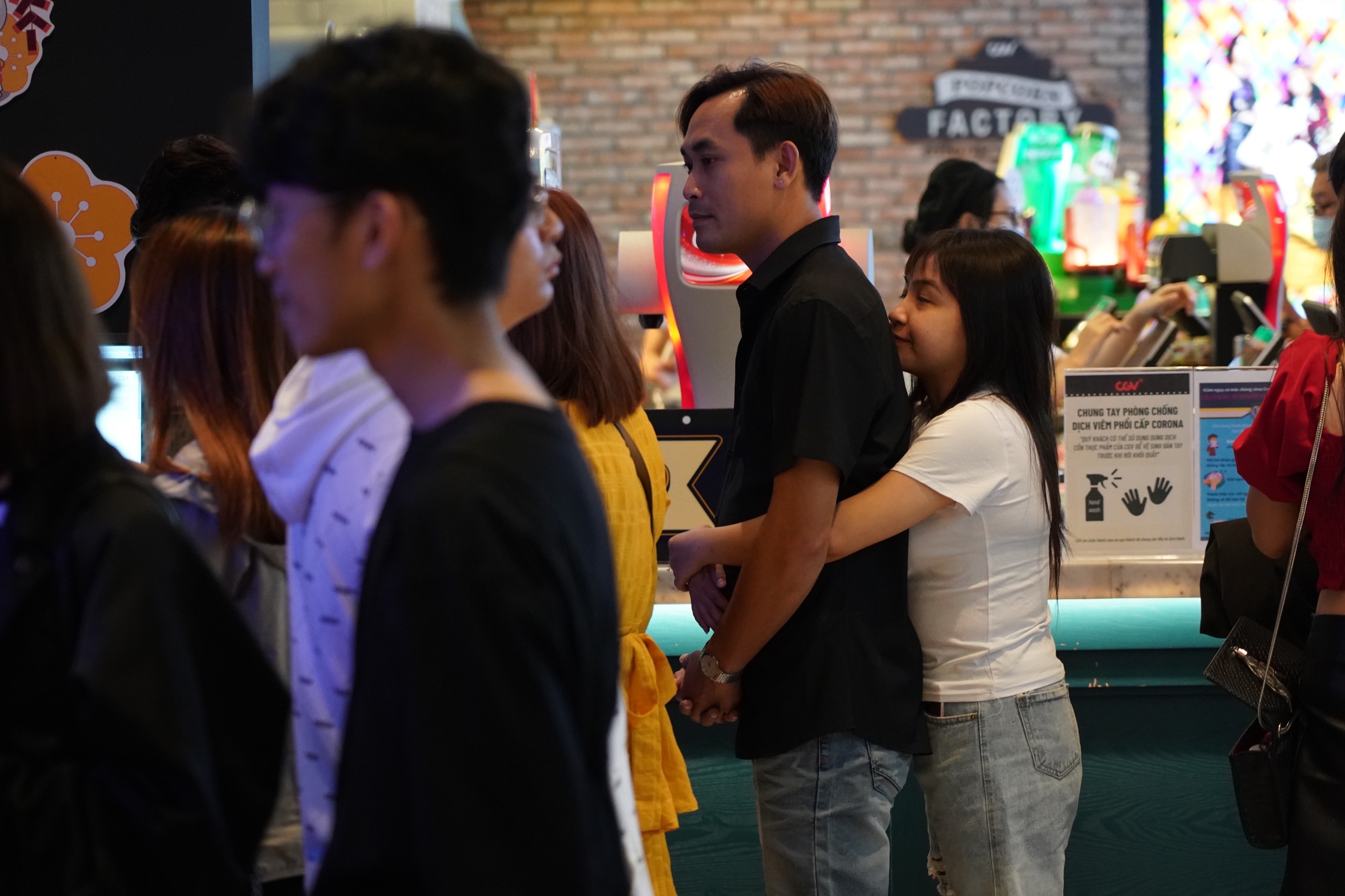 khach deo khau trang di xem phim anh 6