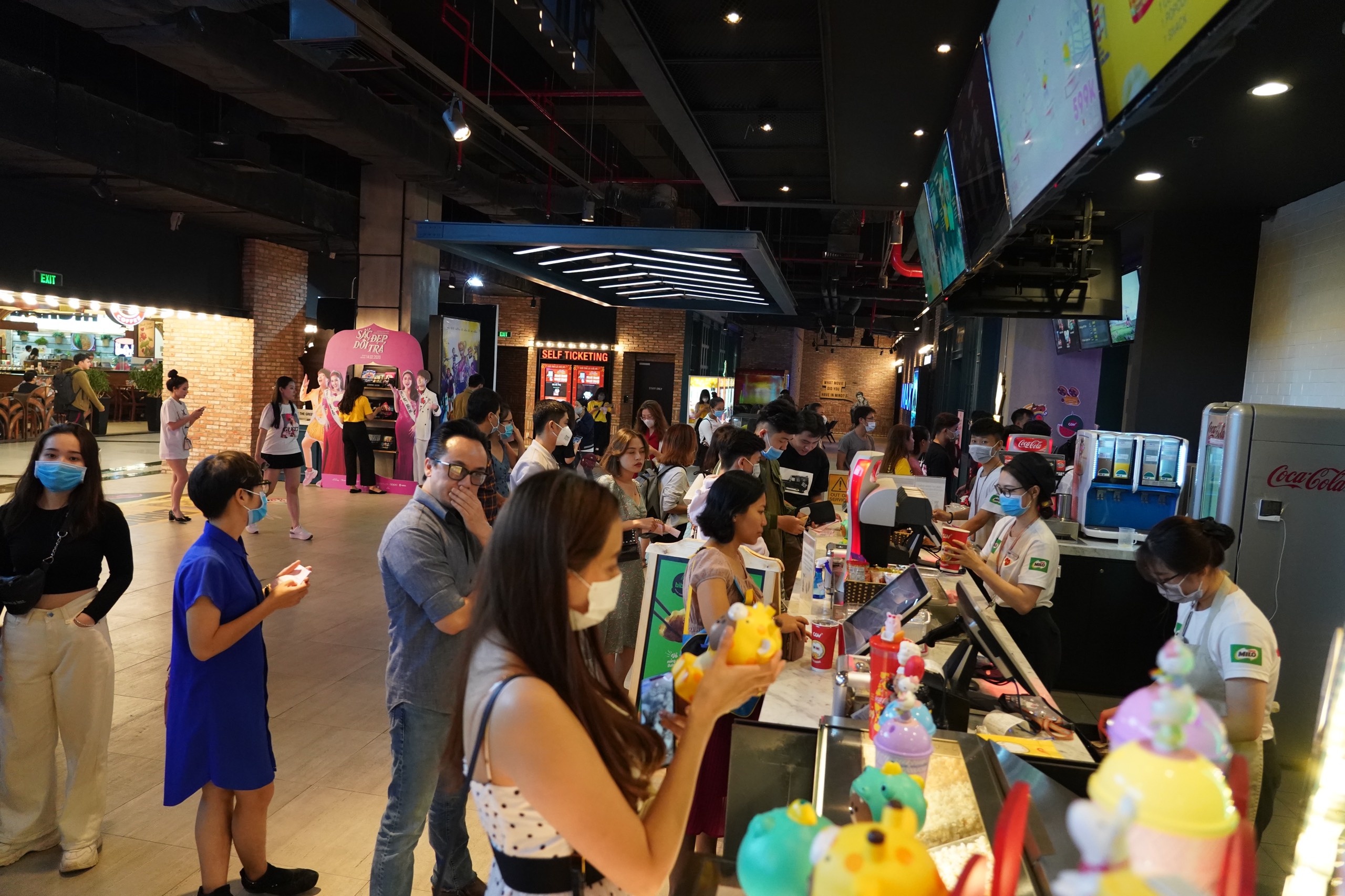 khach deo khau trang di xem phim anh 1