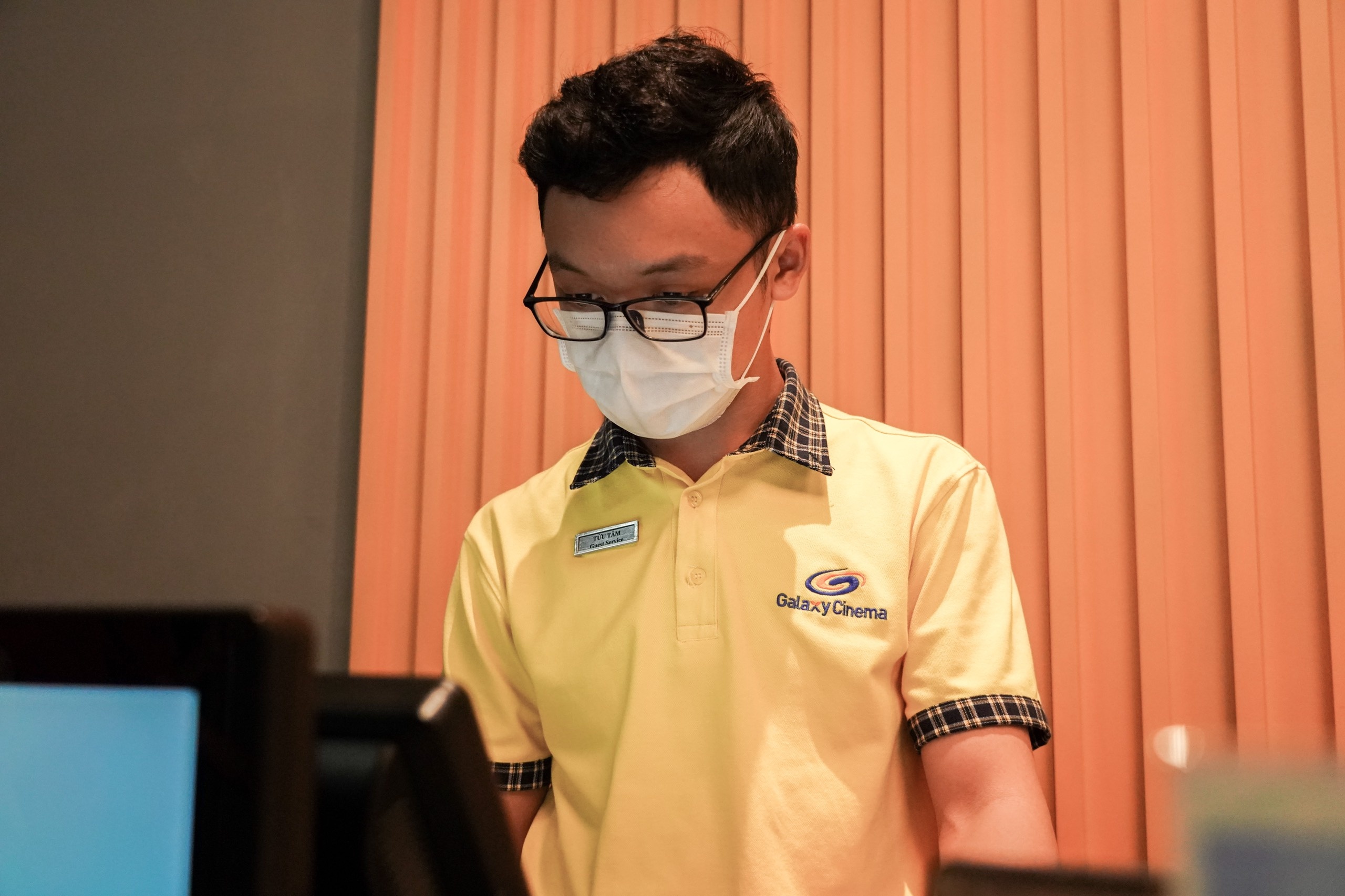 khach deo khau trang di xem phim anh 4