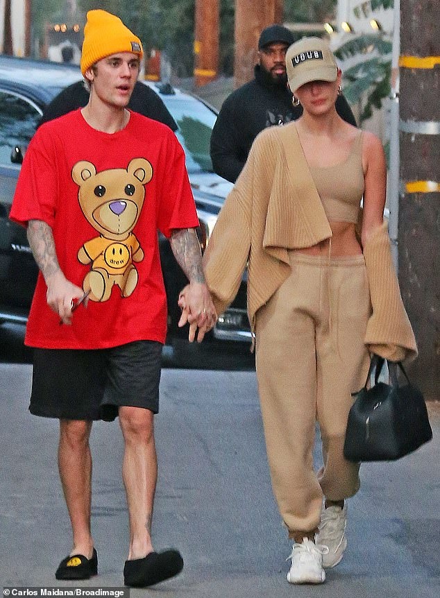 Hailey Baldwin khoe co bung anh 2
