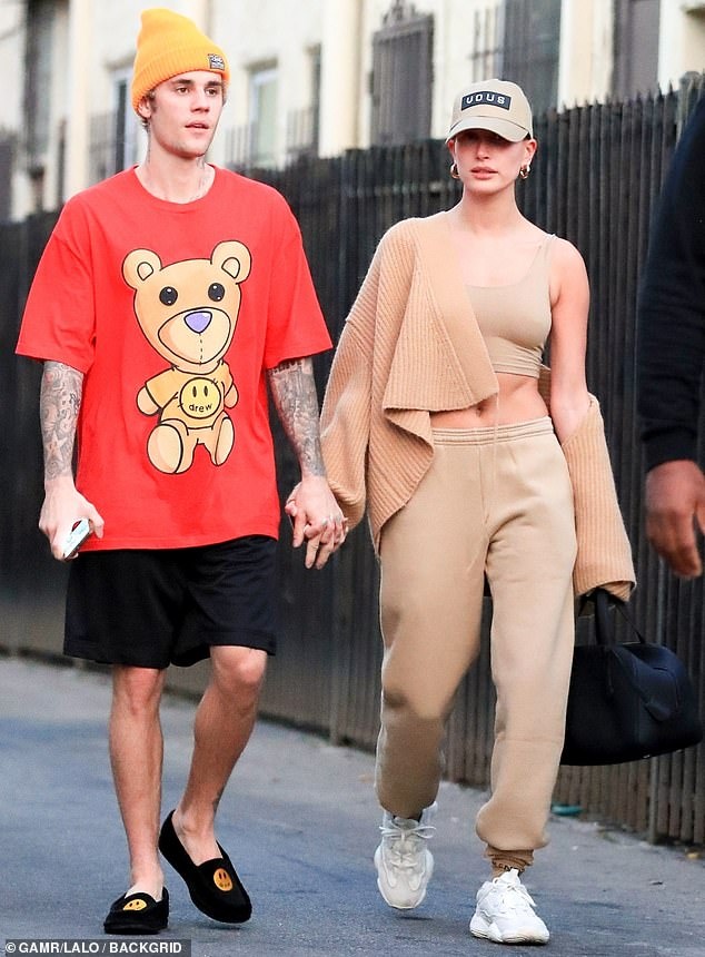 Hailey Baldwin khoe co bung anh 1