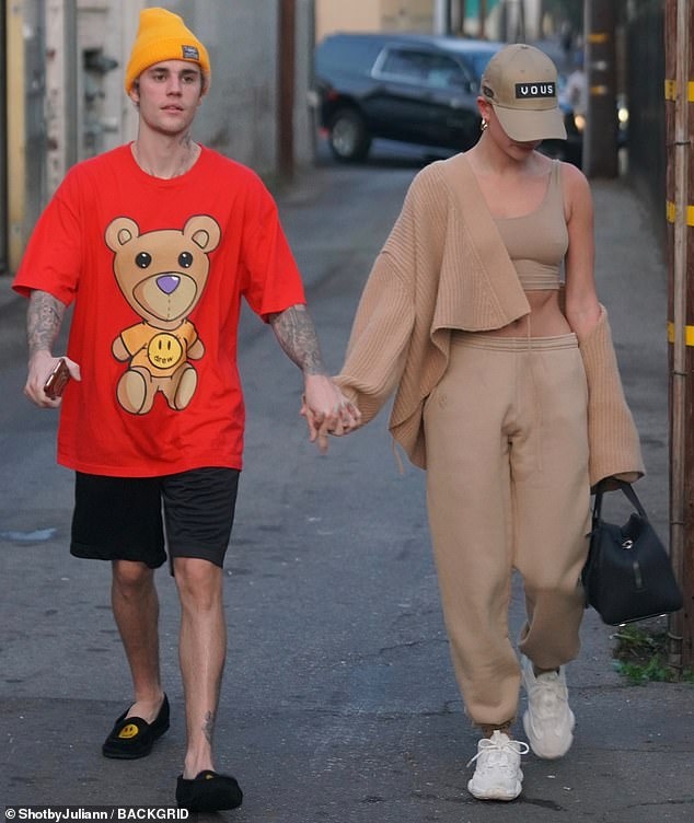 Hailey Baldwin khoe co bung anh 3