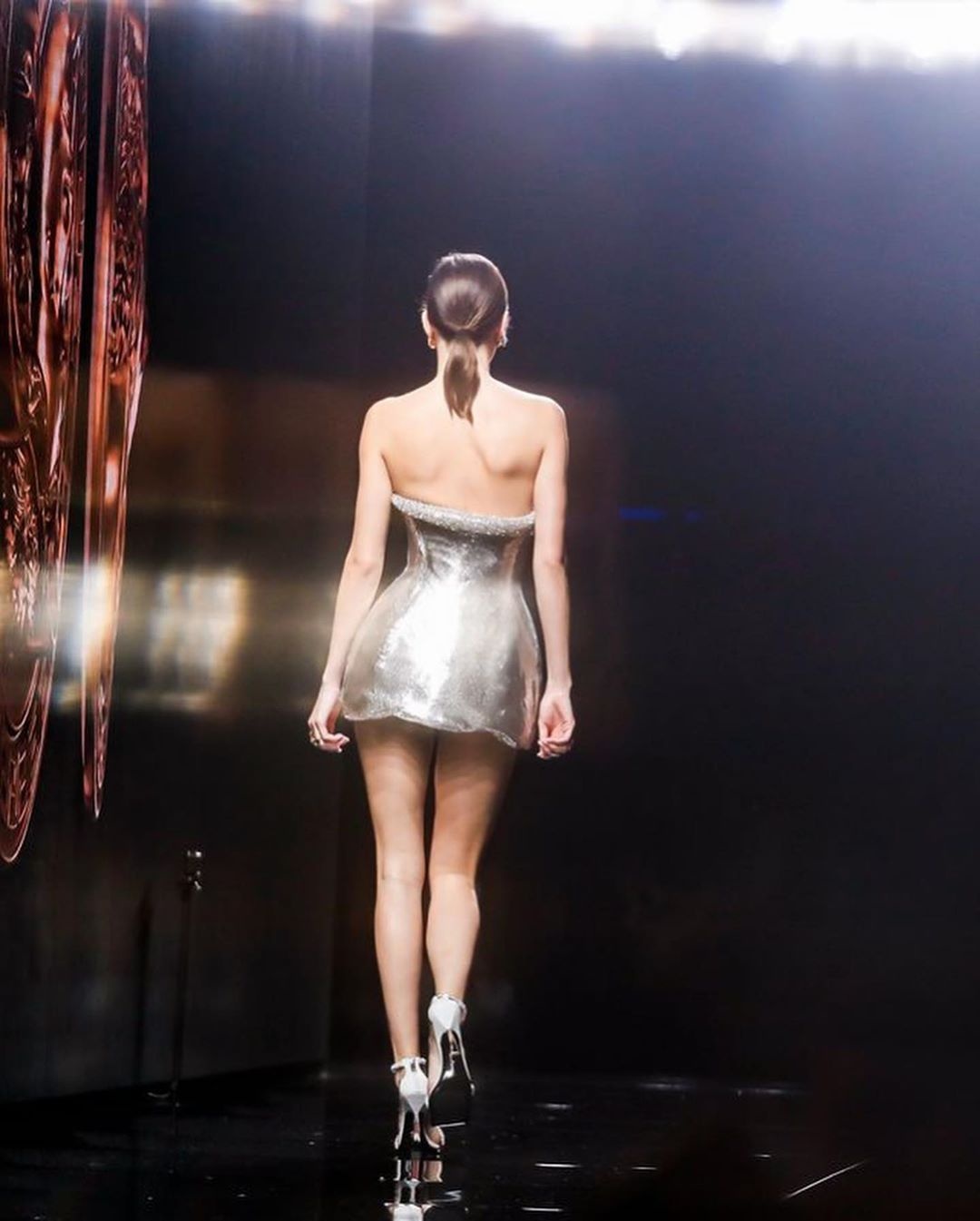 Kendall Jenner lộ chân khẳng khiu ảnh 4 Kendall Jenner lo chan khang khiu anh 4