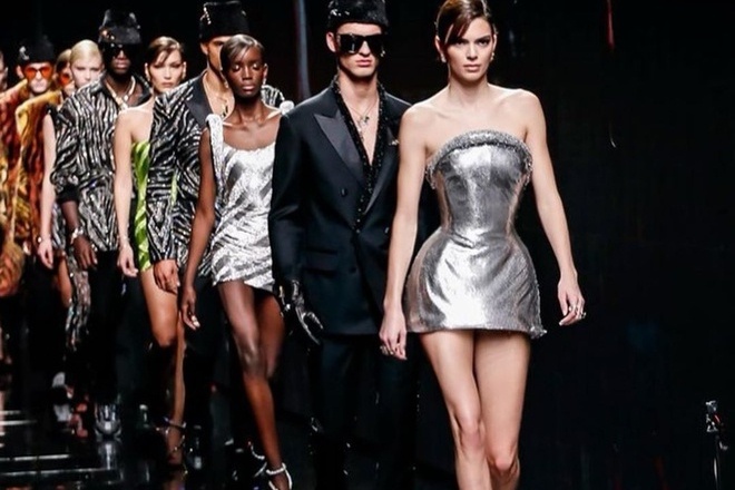 Kendall Jenner de lo doi chan khang khiu hinh anh