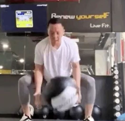 Hoang Touliver va toc tien tap gym anh 2