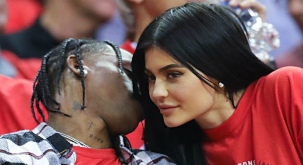 Ty phu Kylie Jenner dang anh hon ban trai Travis Scott hinh anh
