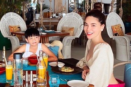 Subeo hoc online khi di du lich cung Ho Ngoc Ha o Maldives hinh anh