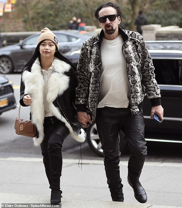 Nicolas Cage nam tay ban gai kem 30 tuoi anh 1