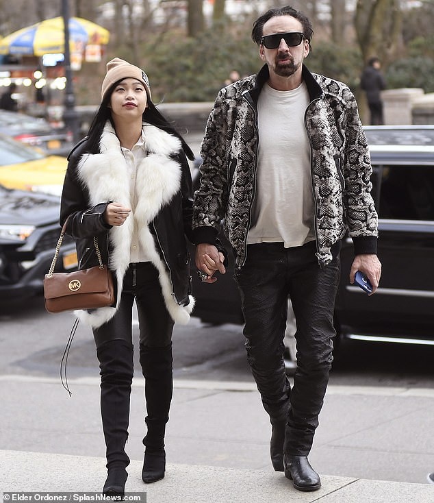 Nicolas Cage nam tay ban gai kem 30 tuoi anh 2