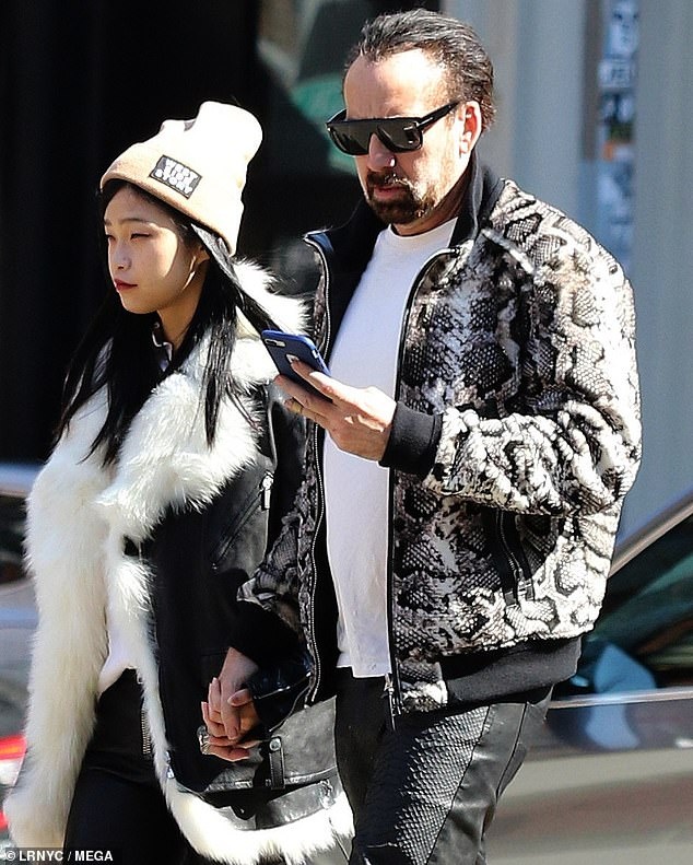 Nicolas Cage nam tay ban gai kem 30 tuoi anh 3