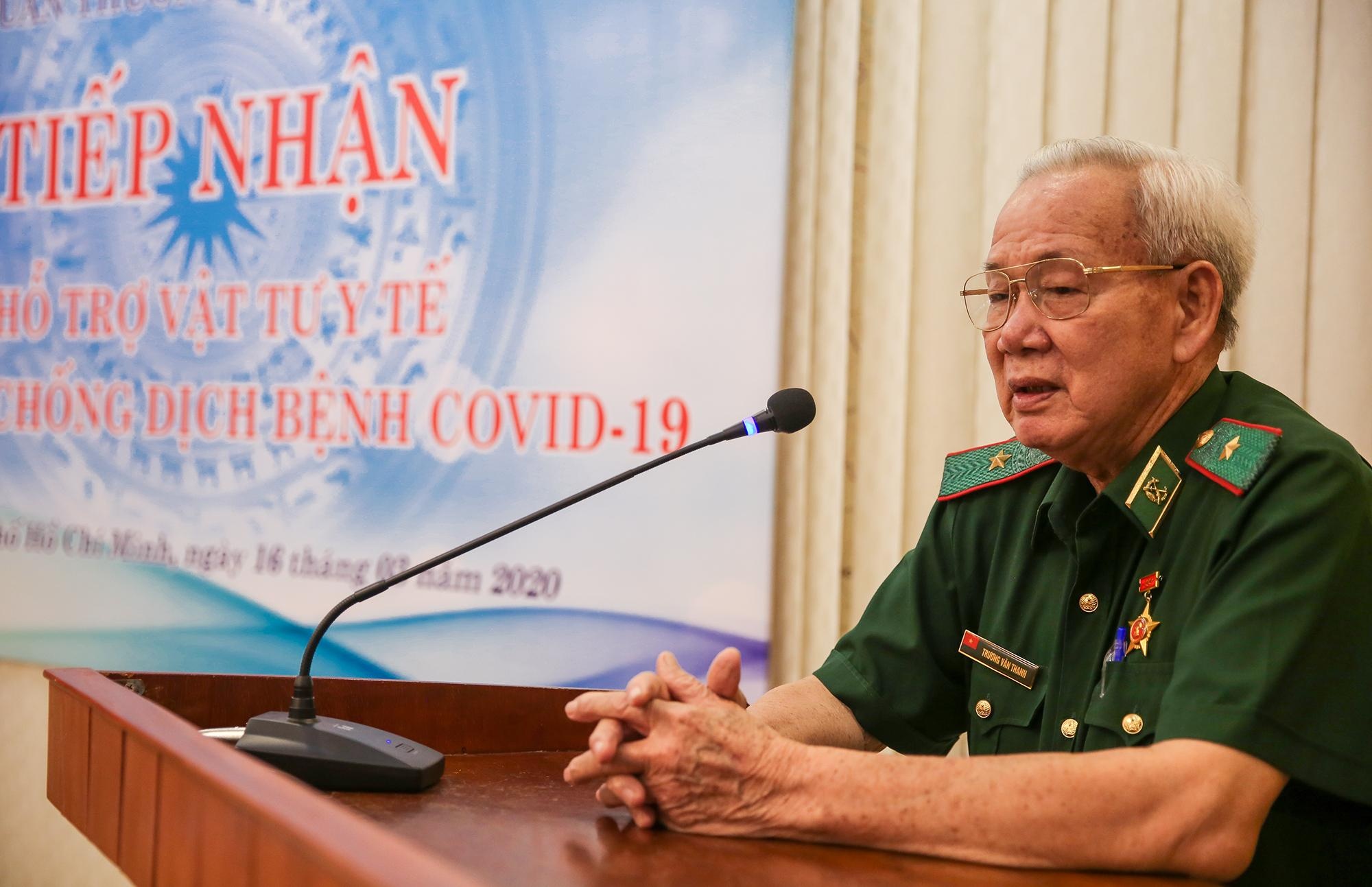 ca si toc tien trao qua cho chien si anh 3