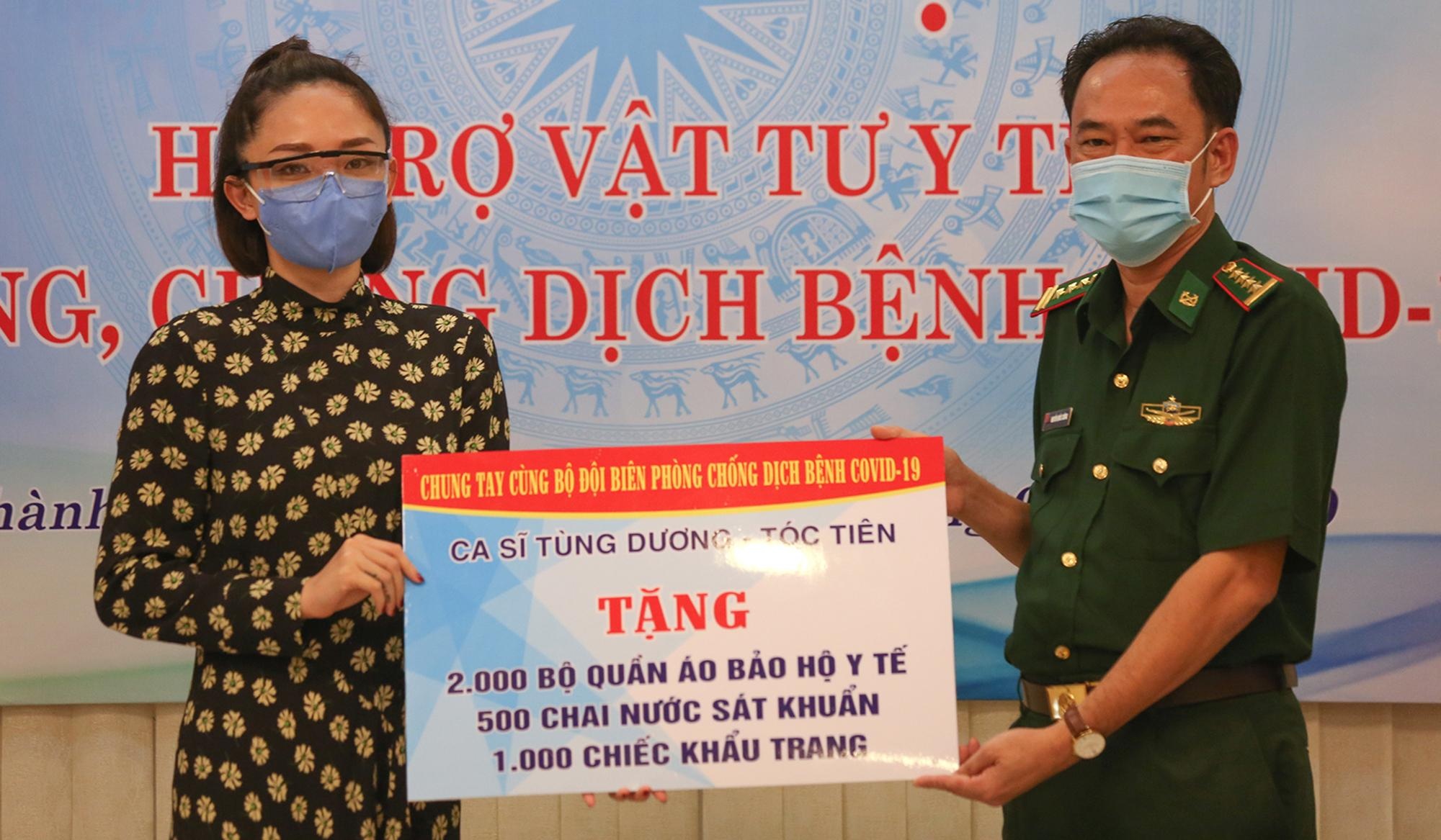 ca si toc tien trao qua cho chien si anh 4