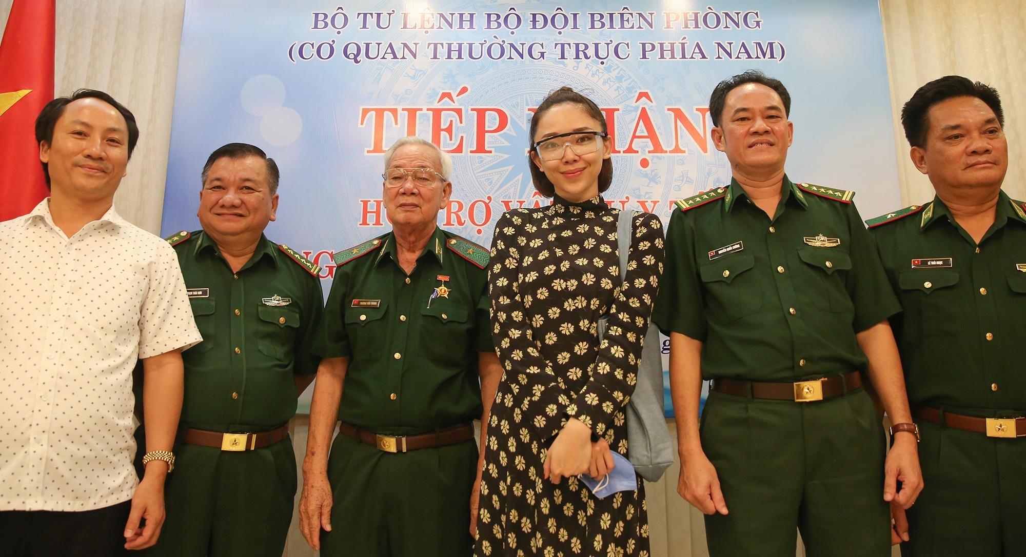 ca si toc tien trao qua cho chien si anh 5