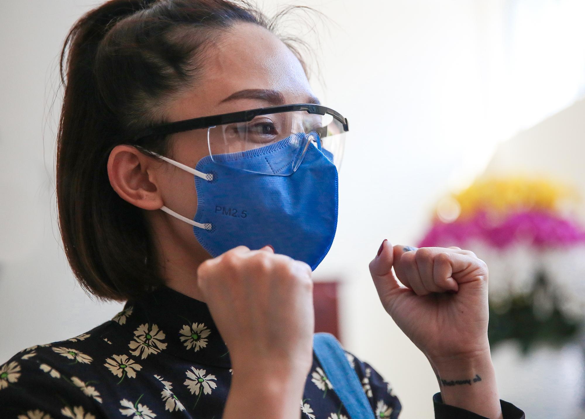 ca si toc tien trao qua cho chien si anh 7