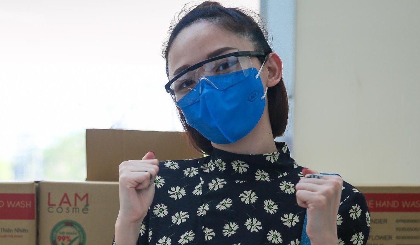 Toc Tien quyen quan ao bao ho va khau trang cho bo doi bien phong hinh anh