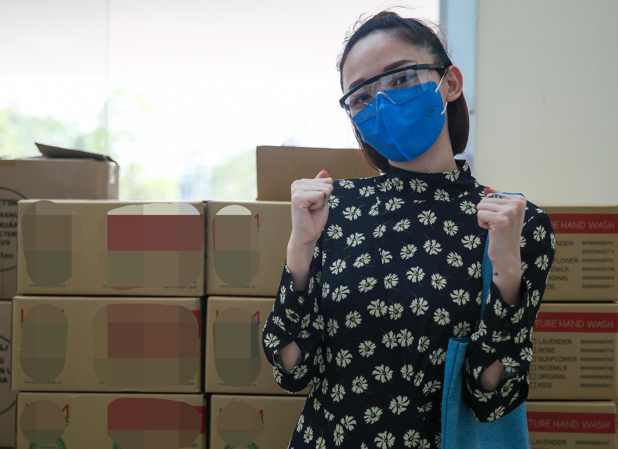 ca si toc tien trao qua cho chien si anh 1