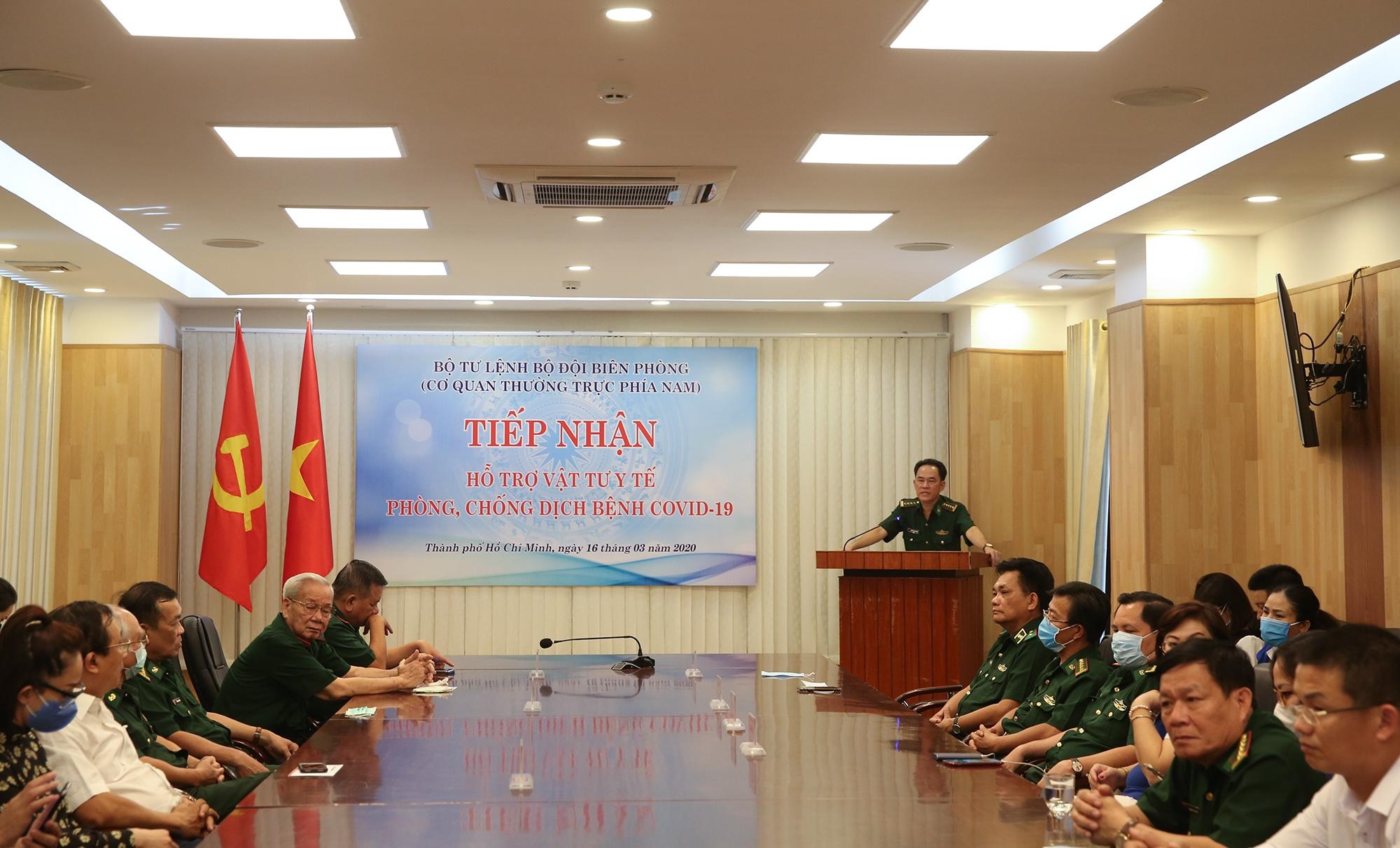 ca si toc tien trao qua cho chien si anh 2