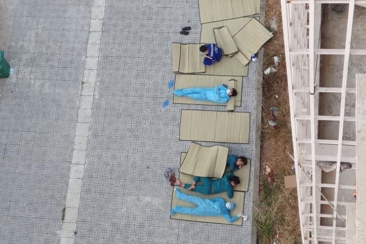 Nghe si xuc dong truoc hinh anh tinh nguyen vien o khu cach ly hinh anh