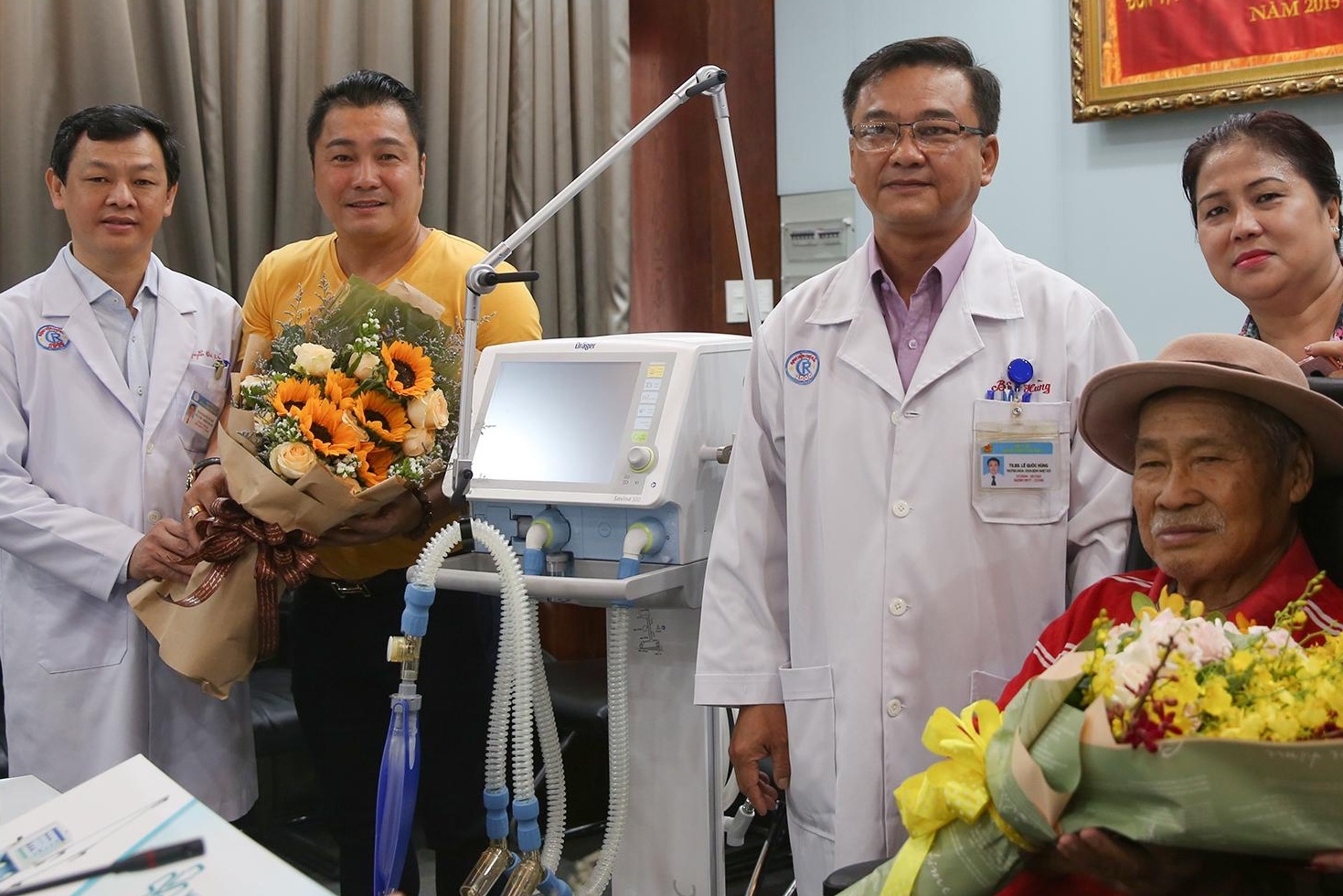 Gia dinh nghe si Ly Hung gop 500 trieu dong chong dich Covid-19 hinh anh