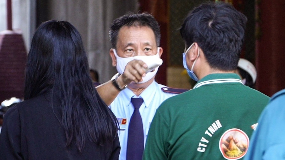 Nguoi den vieng Mai Phuong duoc do than nhiet, bat buoc rua tay hinh anh