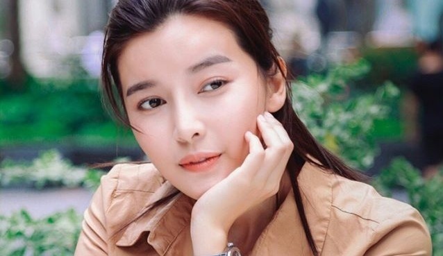 Cao Thai Ha tang do an cho nguoi ngheo, Hoang Bach trao khau trang hinh anh