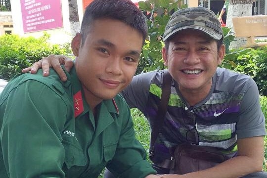 Tan Beo tien con trai tham gia tuyen dau chong dich hinh anh