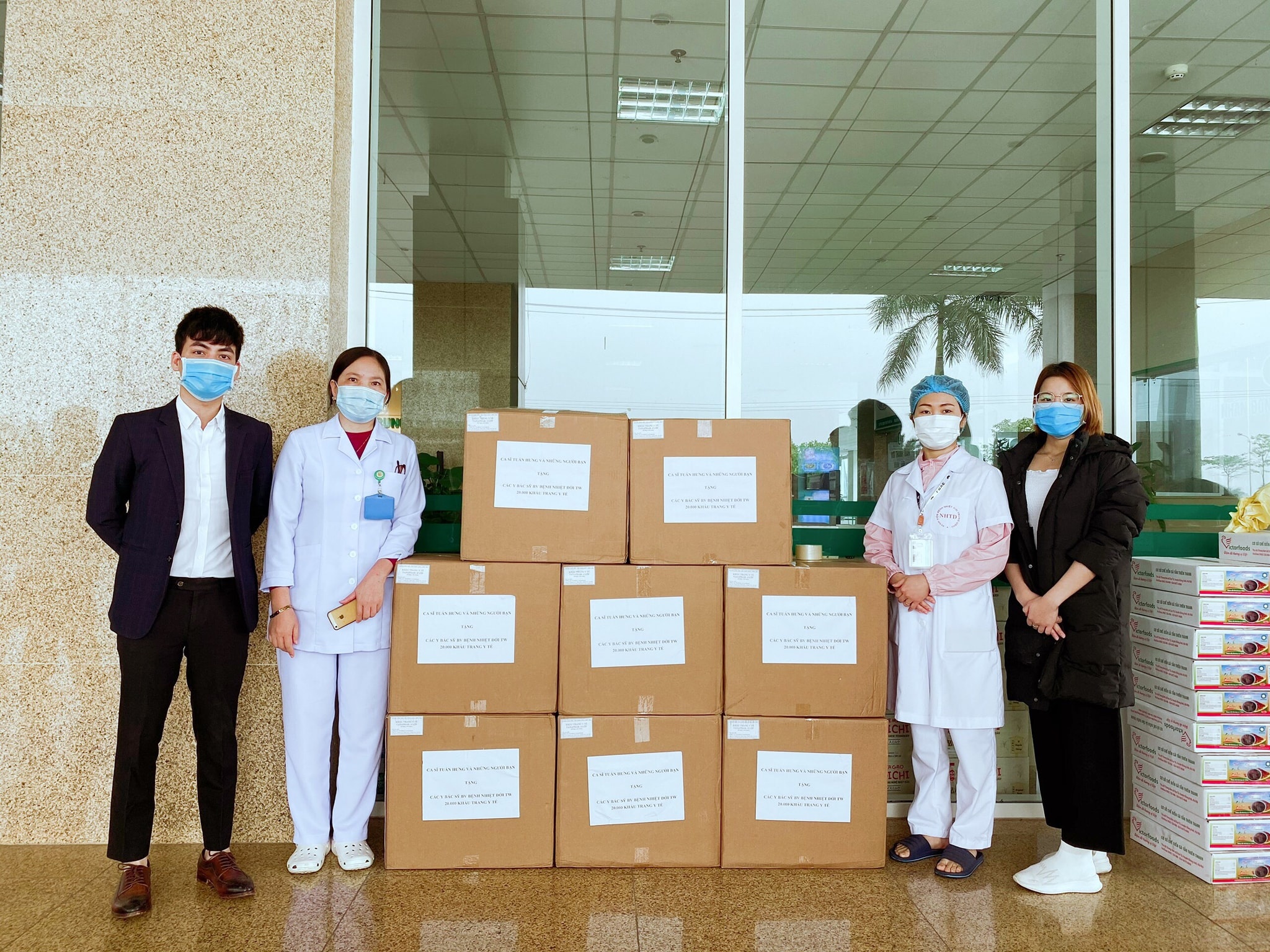 tuấn hưng tặng khẩu trang ảnh 2 tuan hung tang khau trang anh 2