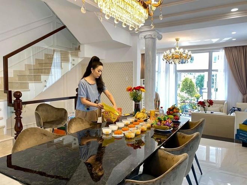 Cuoc song trong biet thu 200 m2 cua Trinh Kim Chi hinh anh