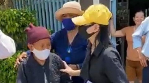 Cat Phuong quyen gop tien, gao giup do ba con ngheo o Vung Tau hinh anh