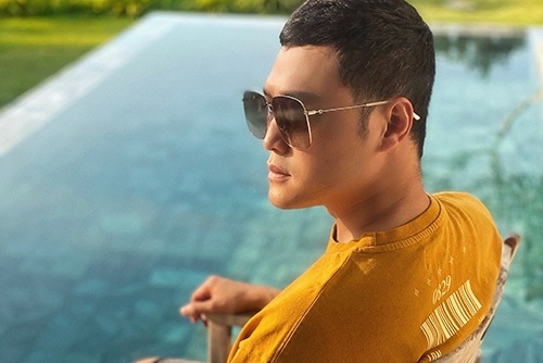 Quang Vinh cach ly xa hoi trong villa sang trong hinh anh