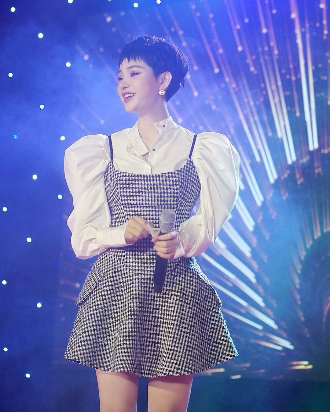 ca si hien ho cach ly anh 7