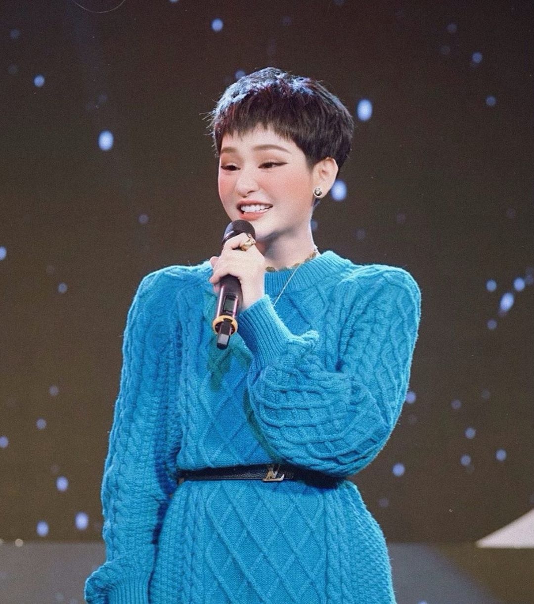 ca si hien ho cach ly anh 6